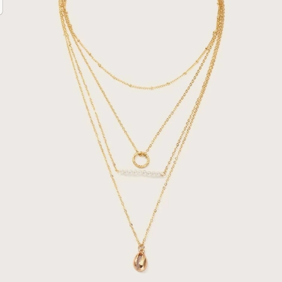 *Carla* Layered Shell Necklace - Picture 4 of 4